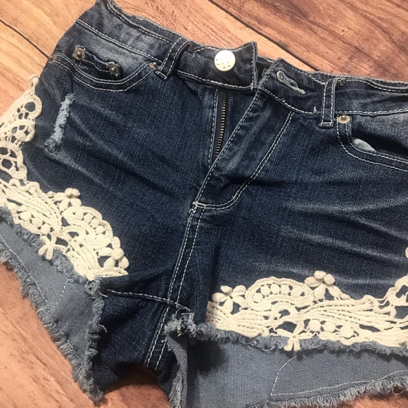 Jean shorts with white/ivory lace - Picture 4 of 9